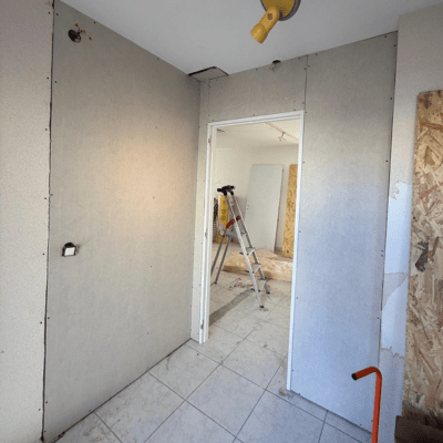 Rénovation cabinet kiné Saint-Lys 10 placo autour d'une porte