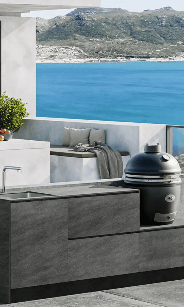 Aménagement de terrasse avec cuisine extérieure gris mat et évier inox
