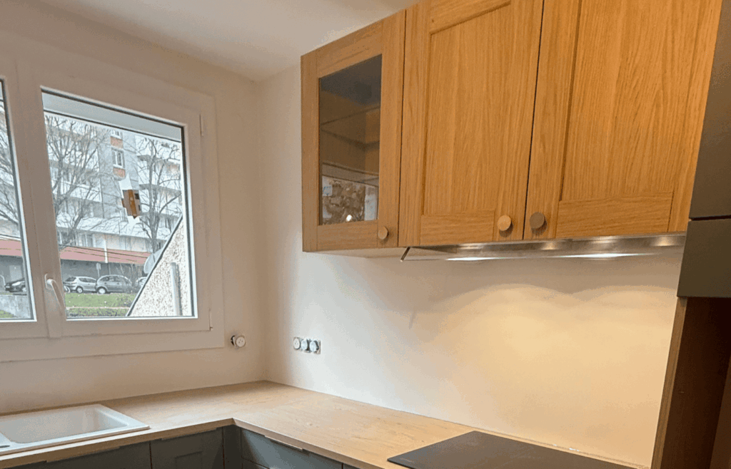 cuisine verte foncé et bois à Château de l'Hers (31500)