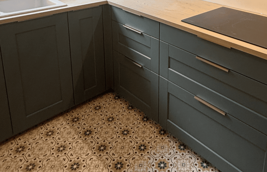 cuisine verte foncé et bois à Château de l'Hers (31500)