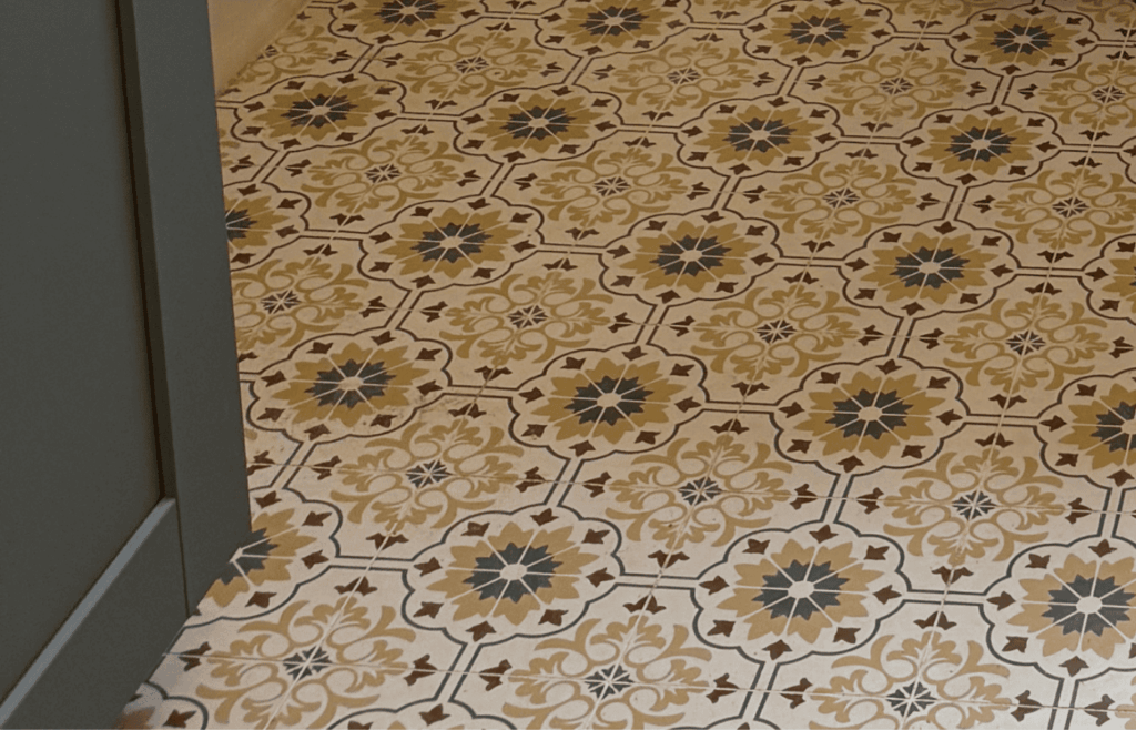 cuisine verte foncé et bois à Château de l'Hers (31500)