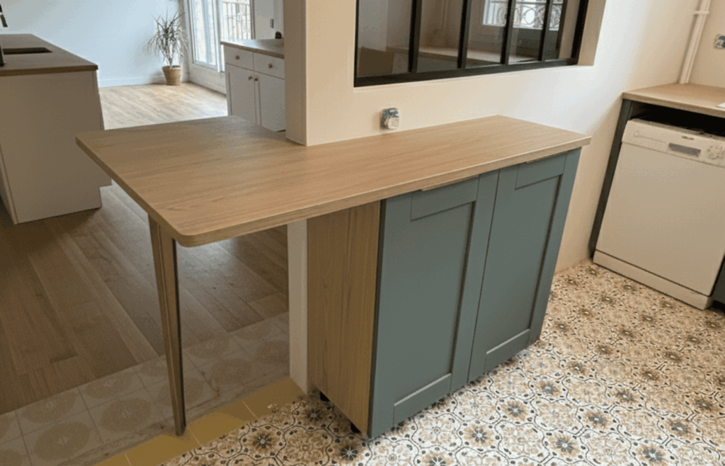 cuisine verte foncé et bois à Château de l'Hers (31500)