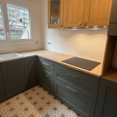 cuisine verte foncé et bois à Château de l'Hers (31500)