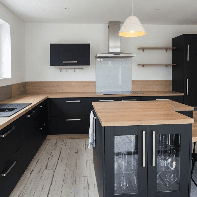 Cuisine noire et bois réalisée à Toulouse